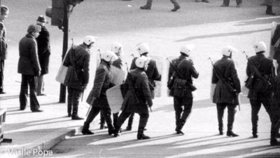 21 decembrie 1989. Scutierii intervin si isi intra in rol, dupa spargerea mitingului. Foto: Vasile Popa